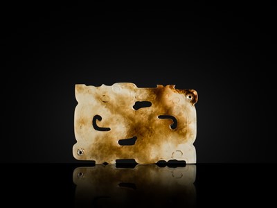 Lot 76 - A WHITE AND RUSSET JADE ‘DOUBLE-DRAGON’ PENDANT, LATE WESTERN ZHOU DYNASTY