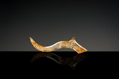 Lot 201 - A ROCK CRYSTAL ‘DRAGON’ PENDANT, LATE SPRING AND AUTUMN PERIOD