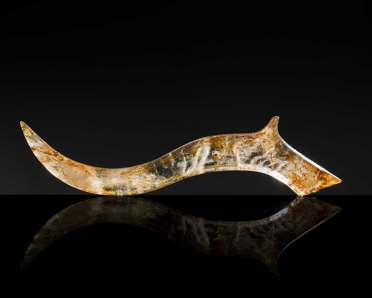 Lot 201 - A ROCK CRYSTAL ‘DRAGON’ PENDANT, LATE SPRING AND AUTUMN PERIOD