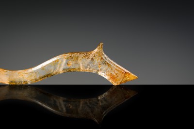 Lot 201 - A ROCK CRYSTAL ‘DRAGON’ PENDANT, LATE SPRING AND AUTUMN PERIOD