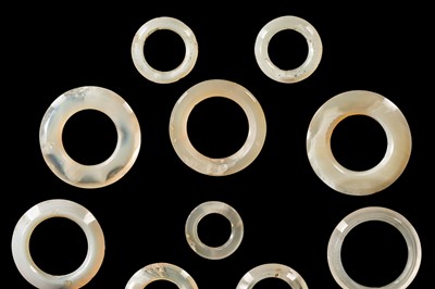 Lot 203 - A GROUP OF TEN ROCK CRYSTAL AND CHALCEDONY RINGS, LATE SPRING AND AUTUMN PERIOD