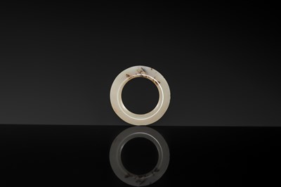 Lot 203 - A GROUP OF TEN ROCK CRYSTAL AND CHALCEDONY RINGS, LATE SPRING AND AUTUMN PERIOD