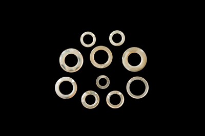 Lot 203 - A GROUP OF TEN ROCK CRYSTAL AND CHALCEDONY RINGS, LATE SPRING AND AUTUMN PERIOD