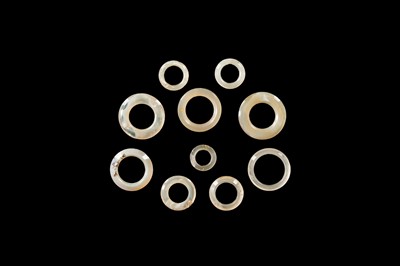 Lot 203 - A GROUP OF TEN ROCK CRYSTAL AND CHALCEDONY RINGS, LATE SPRING AND AUTUMN PERIOD