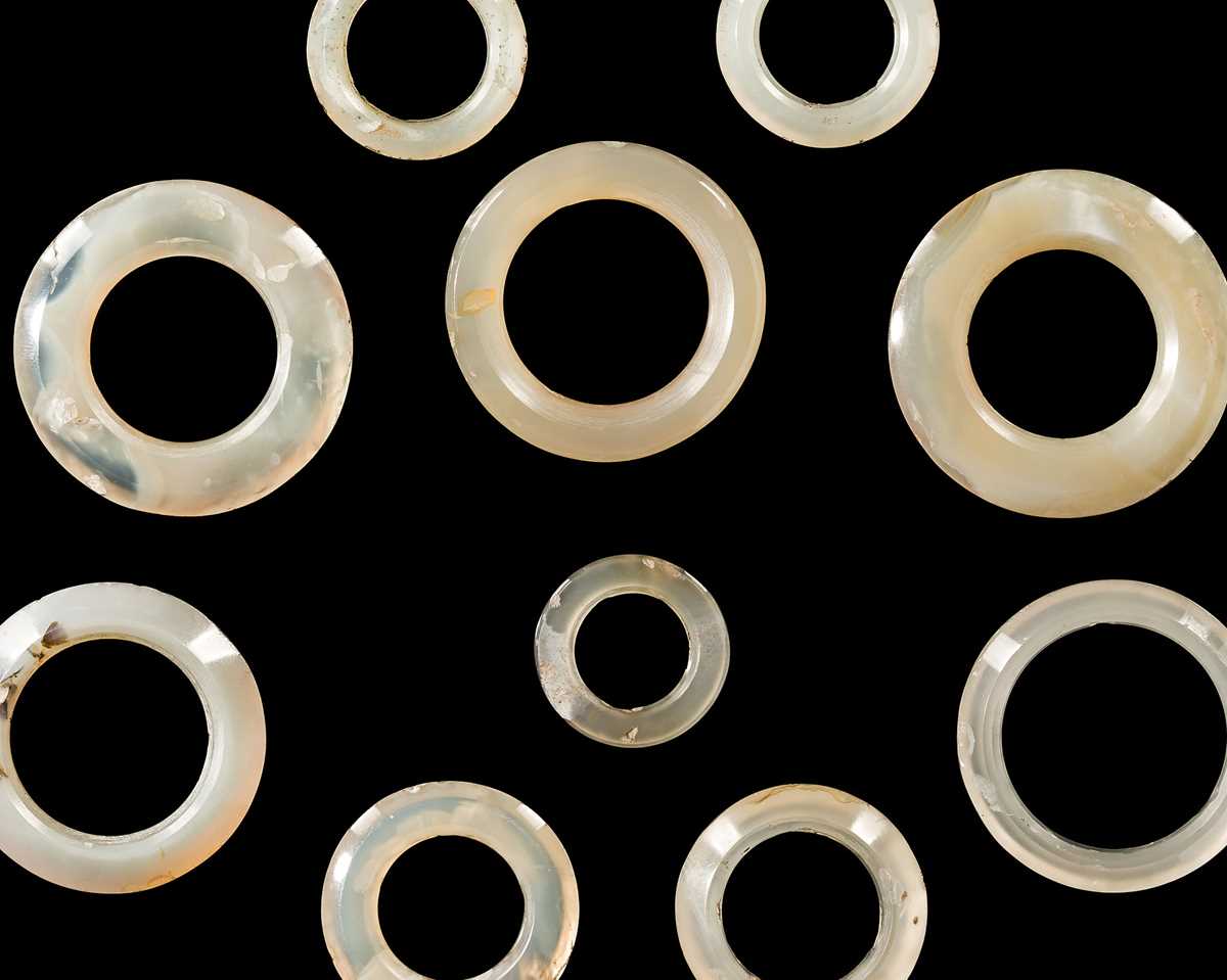 Lot 203 - A GROUP OF TEN ROCK CRYSTAL AND CHALCEDONY RINGS, LATE SPRING AND AUTUMN PERIOD