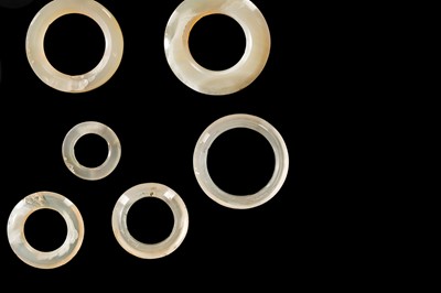 Lot 203 - A GROUP OF TEN ROCK CRYSTAL AND CHALCEDONY RINGS, LATE SPRING AND AUTUMN PERIOD