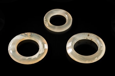 Lot 203 - A GROUP OF TEN ROCK CRYSTAL AND CHALCEDONY RINGS, LATE SPRING AND AUTUMN PERIOD