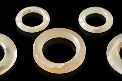 Lot 203 - A GROUP OF TEN ROCK CRYSTAL AND CHALCEDONY RINGS, LATE SPRING AND AUTUMN PERIOD