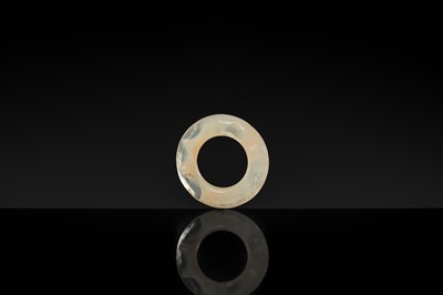 Lot 203 - A GROUP OF TEN ROCK CRYSTAL AND CHALCEDONY RINGS, LATE SPRING AND AUTUMN PERIOD