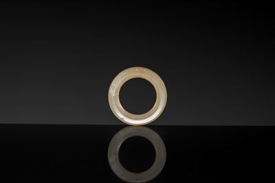 Lot 203 - A GROUP OF TEN ROCK CRYSTAL AND CHALCEDONY RINGS, LATE SPRING AND AUTUMN PERIOD