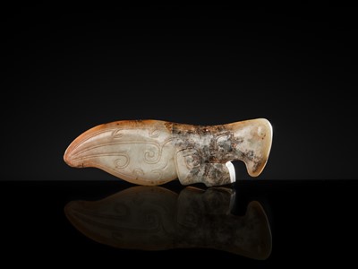 Lot 74 - A GRAY AND CELADON JADE ‘PRAYING MANTIS’ PENDANT, LATE SHANG DYNASTY