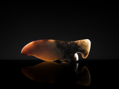 Lot 74 - A GRAY AND CELADON JADE ‘PRAYING MANTIS’ PENDANT, LATE SHANG DYNASTY