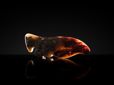 Lot 74 - A GRAY AND CELADON JADE ‘PRAYING MANTIS’ PENDANT, LATE SHANG DYNASTY