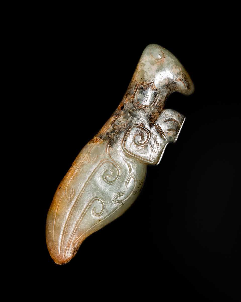 Lot 74 - A GRAY AND CELADON JADE ‘PRAYING MANTIS’ PENDANT, LATE SHANG DYNASTY