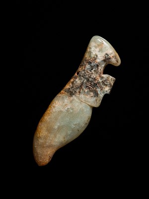 Lot 74 - A GRAY AND CELADON JADE ‘PRAYING MANTIS’ PENDANT, LATE SHANG DYNASTY