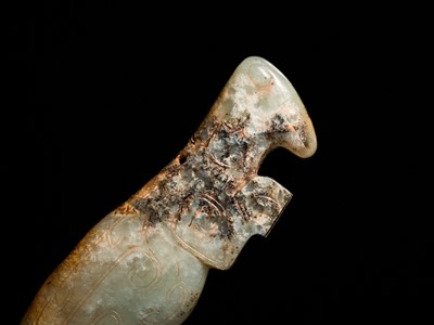 Lot 74 - A GRAY AND CELADON JADE ‘PRAYING MANTIS’ PENDANT, LATE SHANG DYNASTY