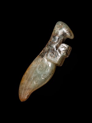 Lot 74 - A GRAY AND CELADON JADE ‘PRAYING MANTIS’ PENDANT, LATE SHANG DYNASTY