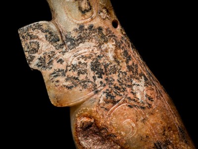 Lot 74 - A GRAY AND CELADON JADE ‘PRAYING MANTIS’ PENDANT, LATE SHANG DYNASTY