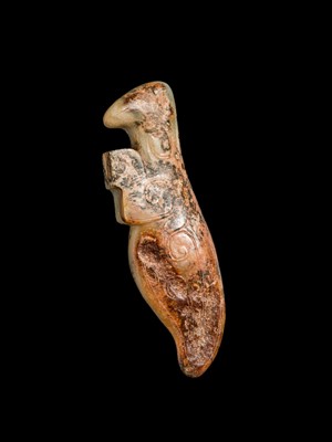 Lot 74 - A GRAY AND CELADON JADE ‘PRAYING MANTIS’ PENDANT, LATE SHANG DYNASTY