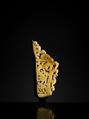 Lot 98 - A SUPERB CELADON AND BLACK JADE ‘CHILONG AND PHOENIX’ OPENWORK PLAQUE, HAN DYNASTY