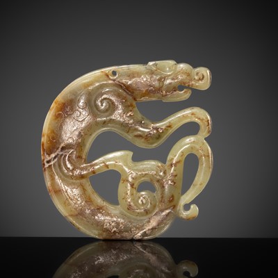 Lot 247 - A CELADON AND RUSSET JADE ‘DRAGON’ PENDANT, EASTERN ZHOU PERIOD
