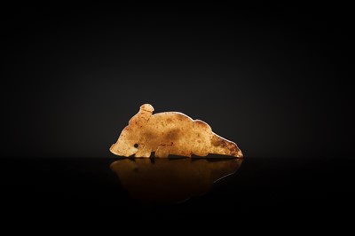 Lot 70 - A CELADON JADE ‘KUI DRAGON’ PENDANT, WESTERN ZHOU DYNASTY