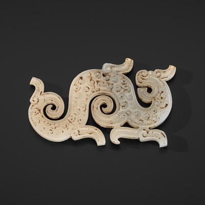 A SMALL WHITE JADE ‘DRAGON’ PENDANT, WARRING STATES PERIOD