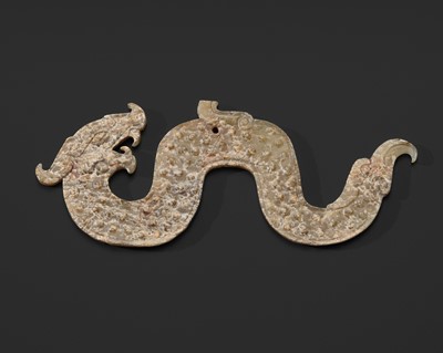 A PALE CELADON AND RUSSET JADE ‘DRAGON’ PENDANT, WARRING STATES PERIOD
