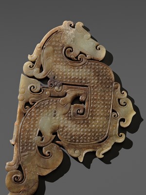 Lot 81 - A JADE S-FORM DRAGON ORNAMENT, WARRING STATES TO HAN DYNASTY