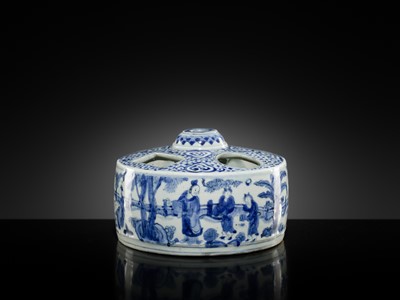 Lot 17 - A BLUE AND WHITE DRUM-FORM BRUSH AND INK STAND, MING DYNASTY