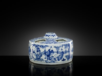 Lot 17 - A BLUE AND WHITE DRUM-FORM BRUSH AND INK STAND, MING DYNASTY