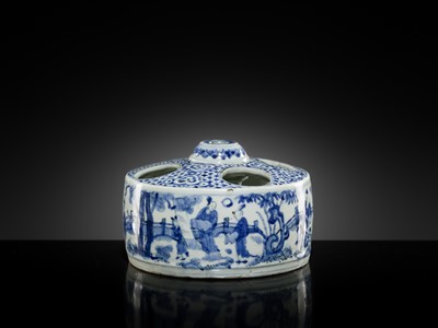 Lot 17 - A BLUE AND WHITE DRUM-FORM BRUSH AND INK STAND, MING DYNASTY