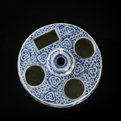 Lot 17 - A BLUE AND WHITE DRUM-FORM BRUSH AND INK STAND, MING DYNASTY