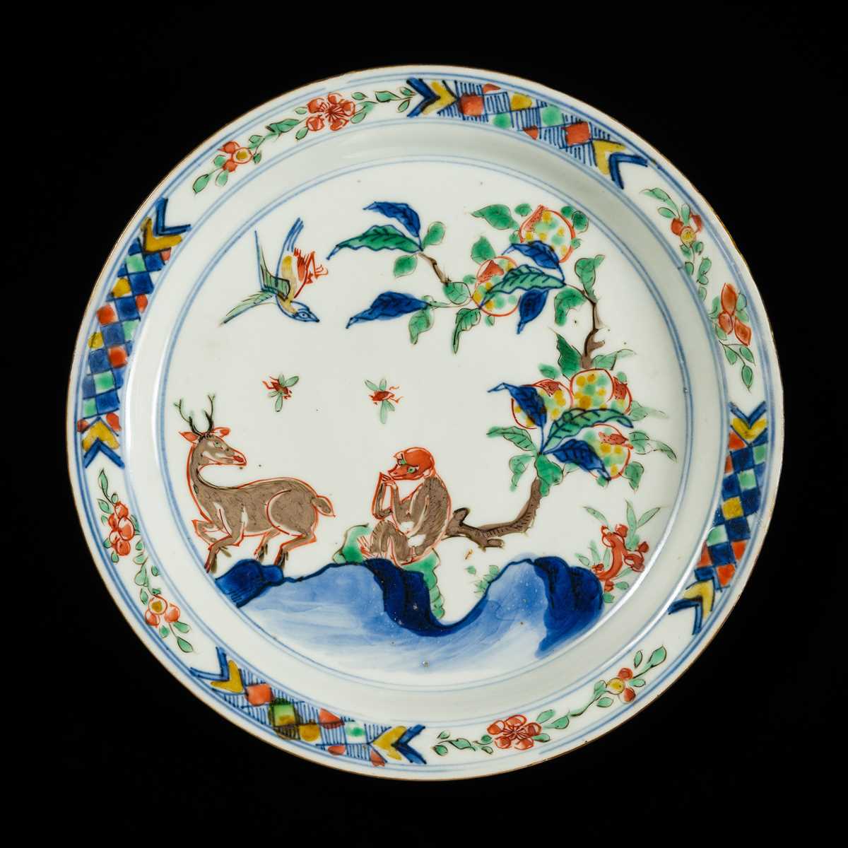 Lot 28 - A WUCAI ‘LONGEVITY’ KOSOMETSUKE DISH, MING DYNASTY, TIANQI-CHONGZHEN PERIOD