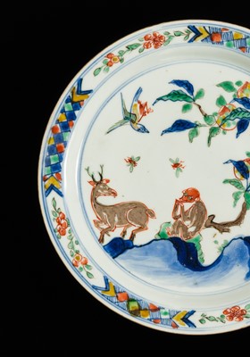 Lot 28 - A WUCAI ‘LONGEVITY’ KOSOMETSUKE DISH, MING DYNASTY, TIANQI-CHONGZHEN PERIOD