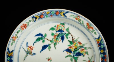 Lot 28 - A WUCAI ‘LONGEVITY’ KOSOMETSUKE DISH, MING DYNASTY, TIANQI-CHONGZHEN PERIOD