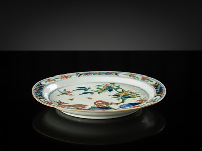 Lot 28 - A WUCAI ‘LONGEVITY’ KOSOMETSUKE DISH, MING DYNASTY, TIANQI-CHONGZHEN PERIOD