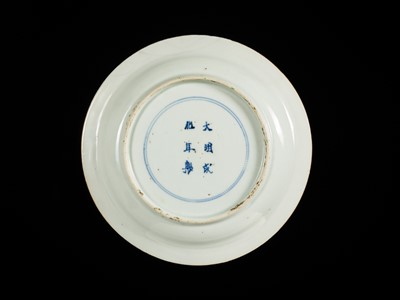 Lot 28 - A WUCAI ‘LONGEVITY’ KOSOMETSUKE DISH, MING DYNASTY, TIANQI-CHONGZHEN PERIOD