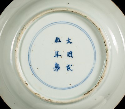 Lot 28 - A WUCAI ‘LONGEVITY’ KOSOMETSUKE DISH, MING DYNASTY, TIANQI-CHONGZHEN PERIOD