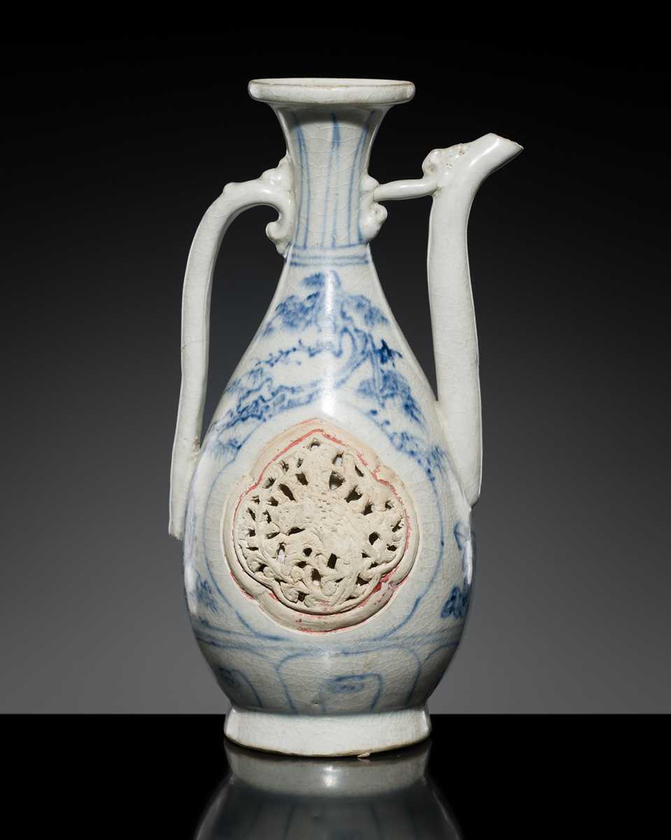 Lot 186 - A RETICULATED BLUE AND WHITE EWER, LÊ DYNASTY, LATE 15TH CENTURY, FROM THE HOI AN HOARD