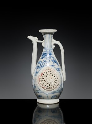 Lot 186 - A RETICULATED BLUE AND WHITE EWER, LÊ DYNASTY, LATE 15TH CENTURY, FROM THE HOI AN HOARD