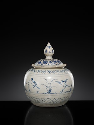 Lot 187 - A BLUE AND WHITE JAR AND COVER, LÊ DYNASTY, LATE 15TH CENTURY, FROM THE HOI AN HOARD