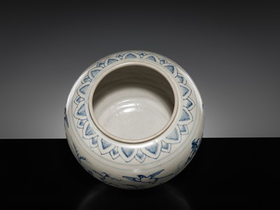 Lot 187 - A BLUE AND WHITE JAR AND COVER, LÊ DYNASTY, LATE 15TH CENTURY, FROM THE HOI AN HOARD