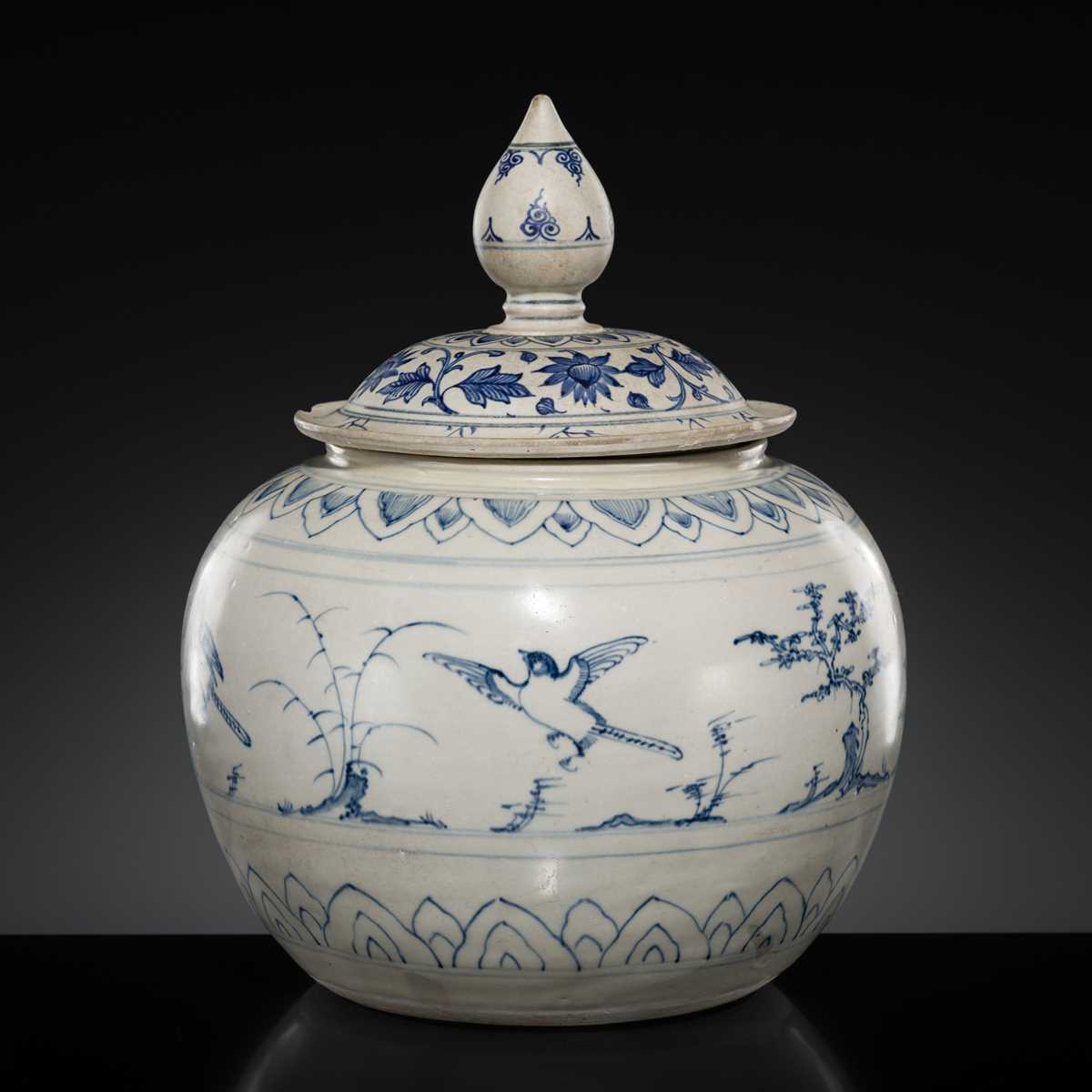 Lot 187 - A BLUE AND WHITE JAR AND COVER, LÊ DYNASTY, LATE 15TH CENTURY, FROM THE HOI AN HOARD
