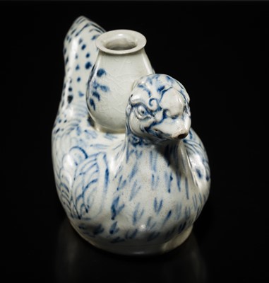 Lot 37 - A BLUE AND WHITE ‘COCKEREL’ EWER, LÊ DYNASTY, LATE 15TH CENTURY, FROM THE HOI AN HOARD