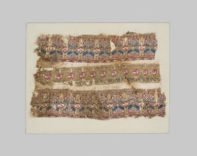 Lot 22 - A TIRAZ FRAGMENT, FATIMID PERIOD, 11TH CENTURY