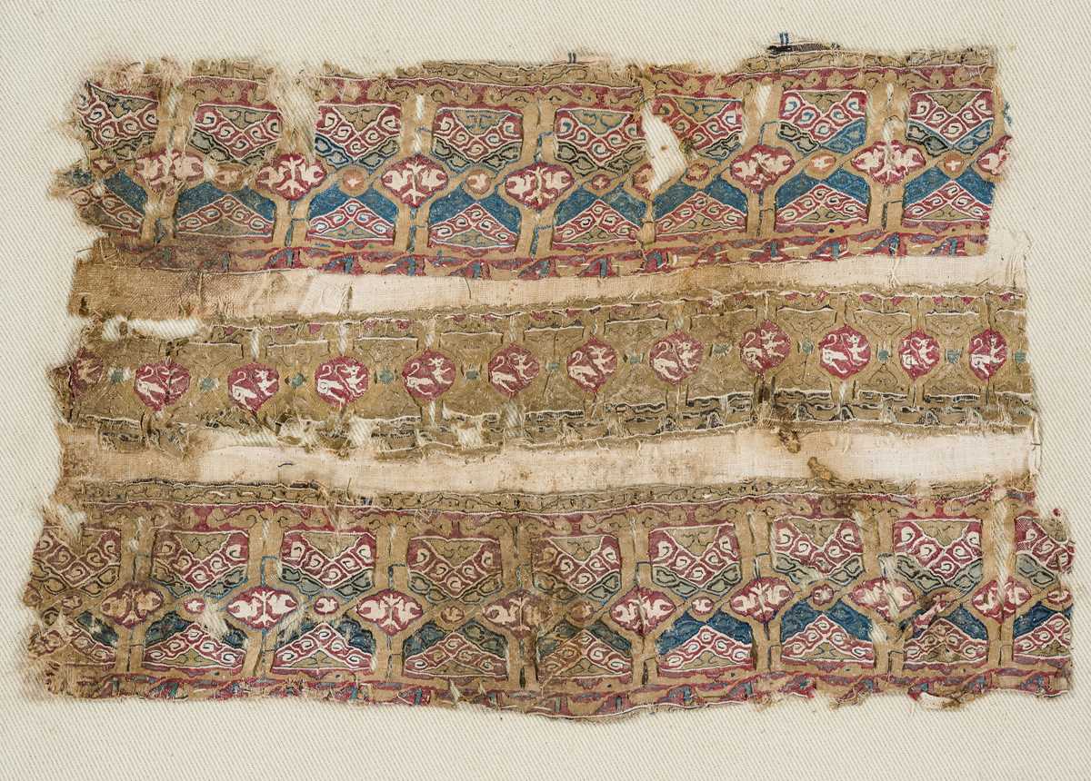 Lot 22 - A TIRAZ FRAGMENT, FATIMID PERIOD, 11TH CENTURY