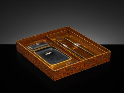 Lot 139 - A FINE SUZURIBAKO (WRITING BOX) DEPICTING A HORAGAI, EDO PERIOD