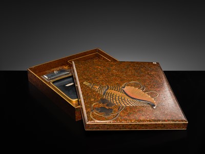 Lot 139 - A FINE SUZURIBAKO (WRITING BOX) DEPICTING A HORAGAI, EDO PERIOD