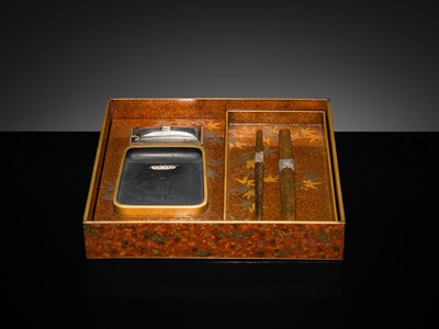 Lot 139 - A FINE SUZURIBAKO (WRITING BOX) DEPICTING A HORAGAI, EDO PERIOD